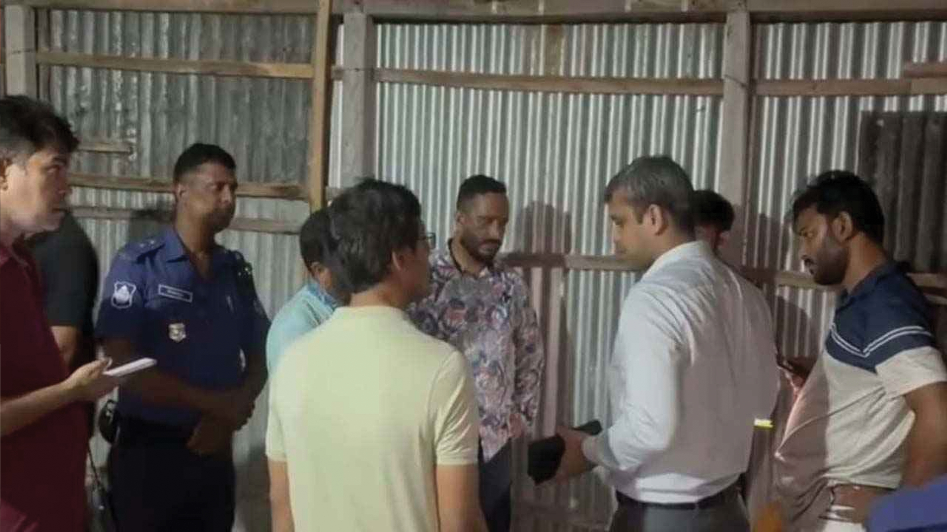 সিরাজগঞ্জে জামায়াত নেতার গুদাম থেকে ১৮ বস্তা সার জব্দ, জরিমানা ২৫ হাজার